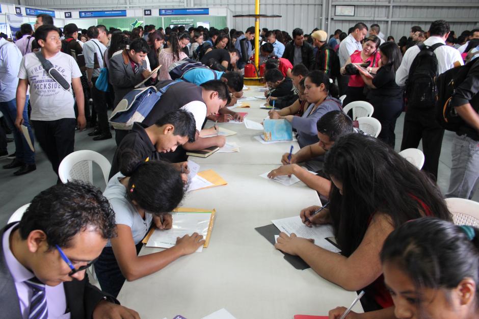 Los asistentes tiene la oportunidad de llenar solicitudes de empleo en diversas empresas. (Foto: Alejandro Bal&aacute;n/Soy502)