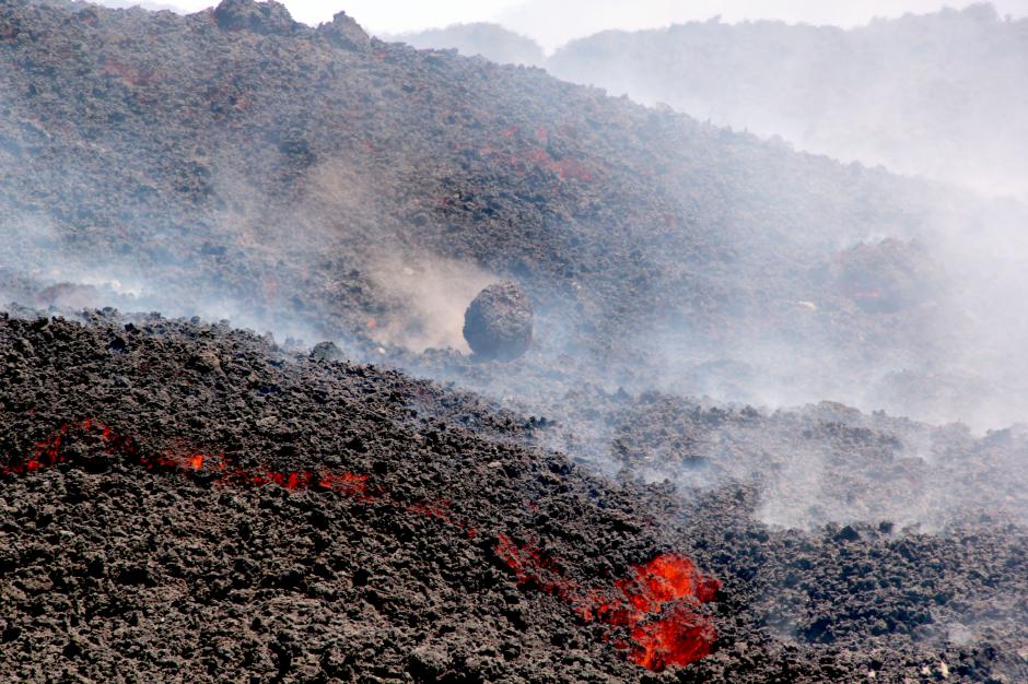 El flujo de lava hace que las piedras se separen creando avalanchas en las faldas del volc&aacute;n. (Foto: Esteban Biba/Soy502)
