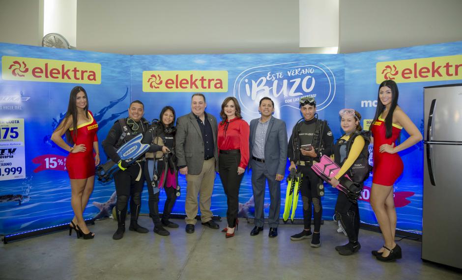 Representantes de Tiendas Elektra junto a la familia de Buzos Elektra. (Foto: George Rojas/Soy502)