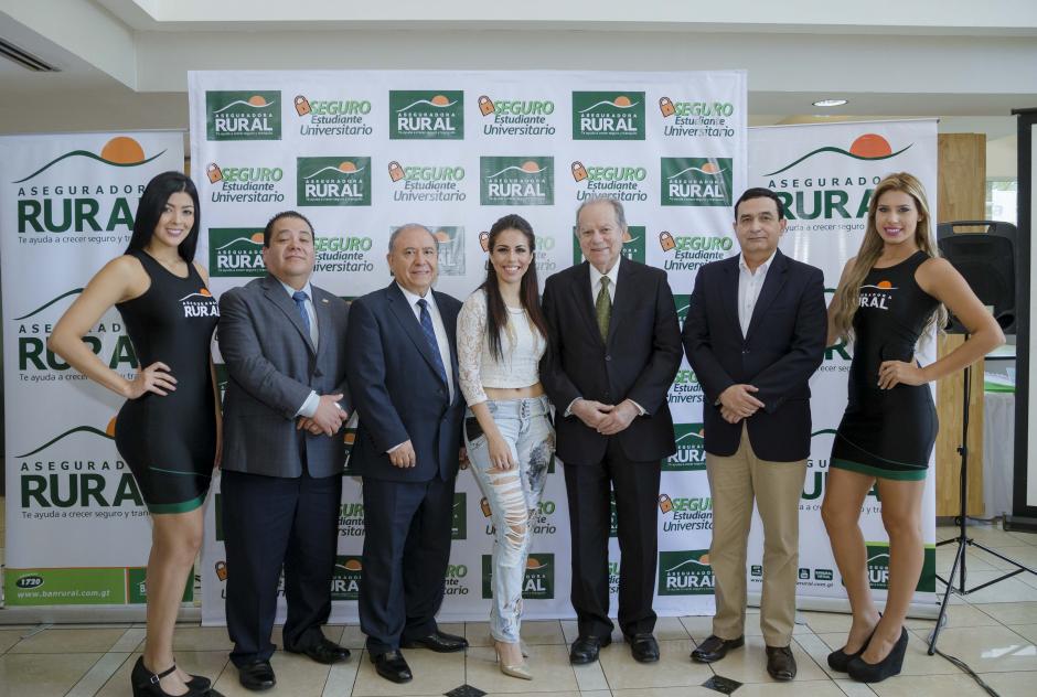 Representantes de Banrural junto a Fabiola Rouda dieron a conocer el nuevo seguro para estudiantes universitarios. (Foto: George Rojas/soy502)