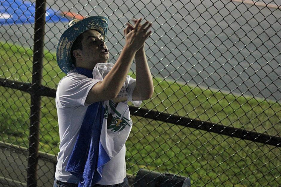 Algunos no pudieron sentarse durante todo el juego y batallaron contra sus ansias. (Foto: Jos&eacute; D&aacute;vila/Soy502)