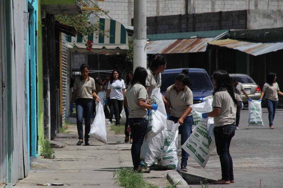 M&aacute;s de 50 alumnos del Instituto Prados de Villa Hermosa, limpiaron las calles de dicho lugar de San Miguel Petapa en apoyo a la campa&ntilde;a "Limpiemos Nuestra Guatemala". (Foto: Alexis Batres/Soy502)