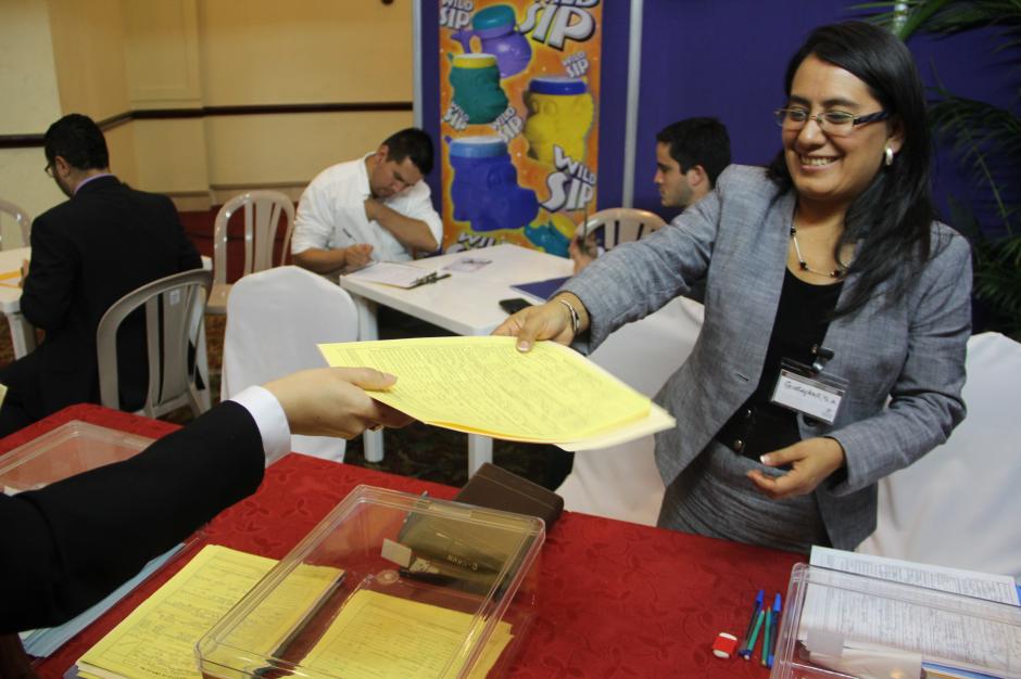 Las empresas asistentes al Professional Executive Search recopilaron hojas de vida para puestos gerenciales. (Foto: Roberto Caubilla/Soy502)