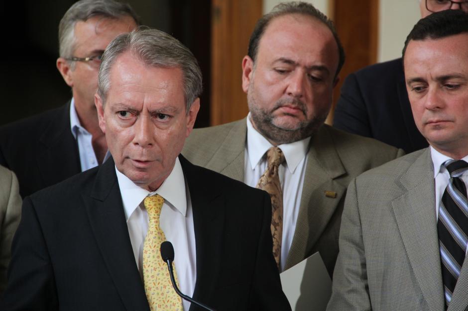 Jorge Briz entregó al Presidente el memorial de petición con tres solicitudes, entre ellas, la declaración patrimonial de funcionarios públicos señalados. (Foto: Roberto Caubilla/Soy502)