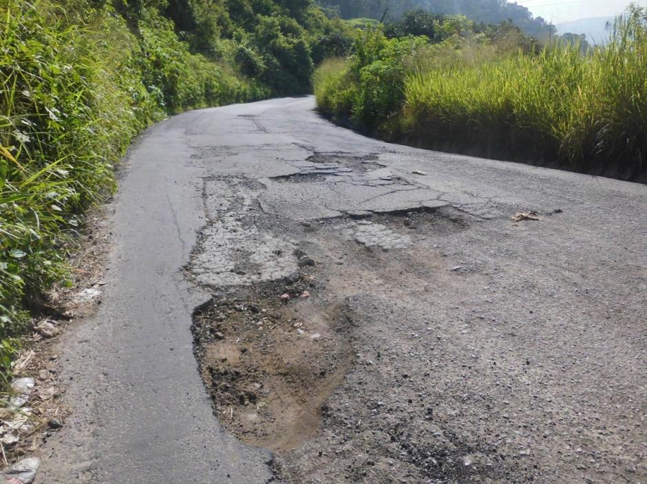 La antigua ruta a Amatitlán presenta varios daños. (Foto: Adopta un Agujero)