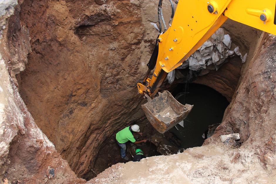 El agujero tiene unos ocho metros de profundidad. (Foto: Alejandro Bal&aacute;n/Soy502)