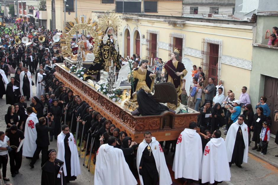 La Procesión de la Virgen de la Soledad en hombros de las mujeres