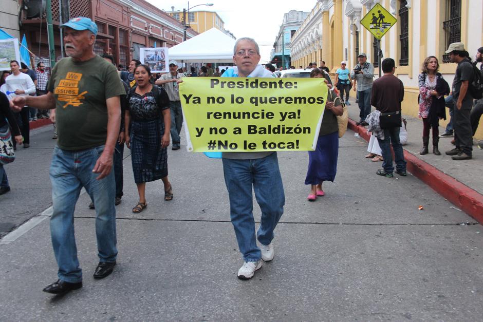 A pesar de enfocarse en el Congreso, los manifestantes no olvidaron sus consignas contra el Presidente. (Foto: Alejandro Bal&aacute;n/Soy502)