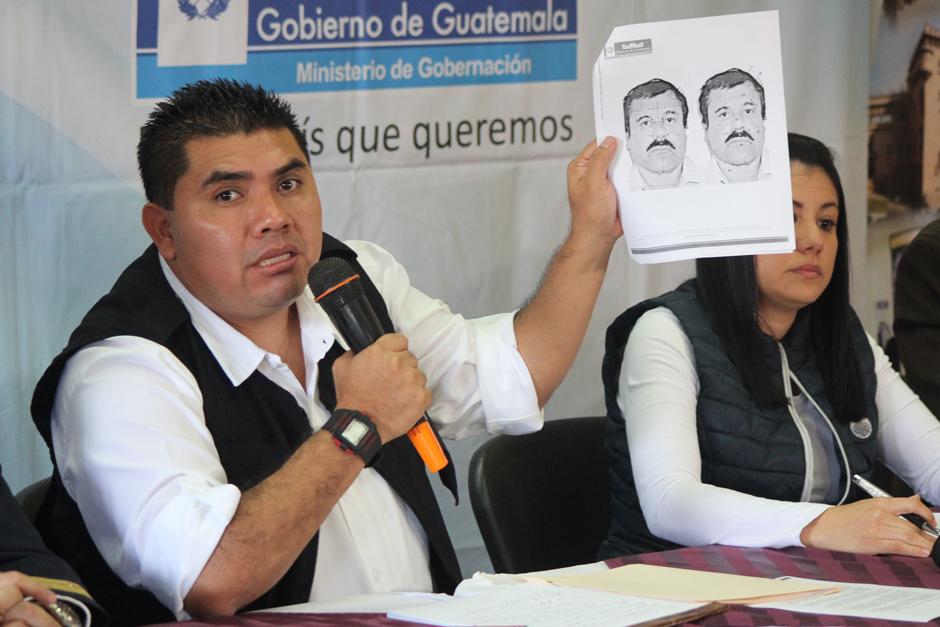 El viceministro de Gobernaci&oacute;n, Elmer Sosa, ense&ntilde;a la fotograf&iacute;a que han enviado a las comisar&iacute;as y subestaciones de la PNC en busqueda de El Chapo. (Foto: Alejandro Bal&aacute;n/Soy502)