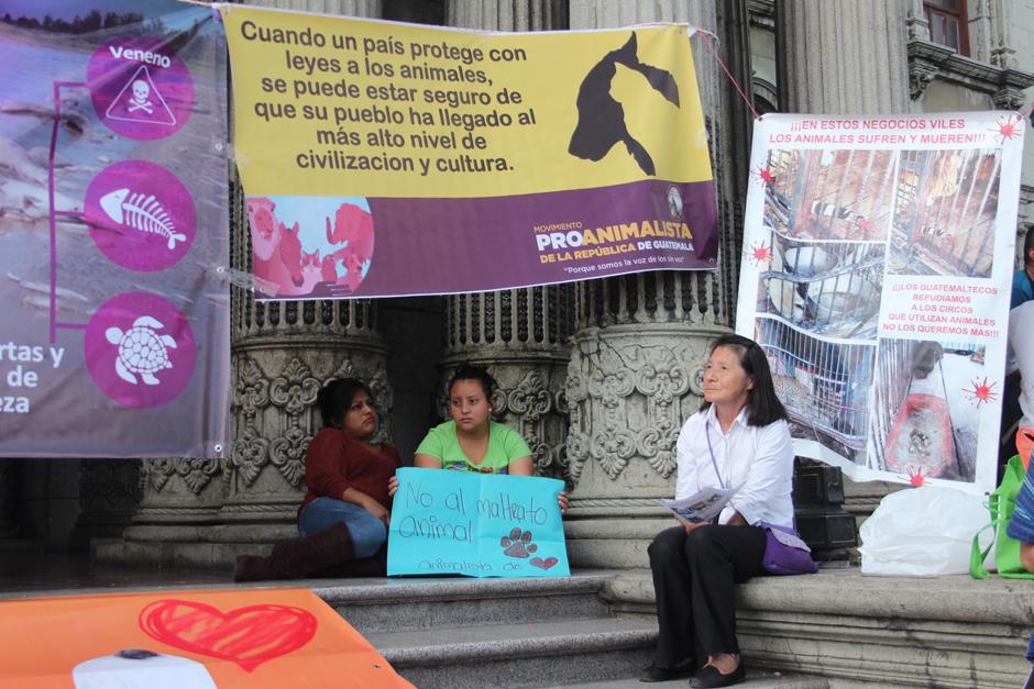Varias personas llegaron frente al Palacio Nacional de la Cultura para exigir justicia. (Foto: Alejandro Balan/Soy502)