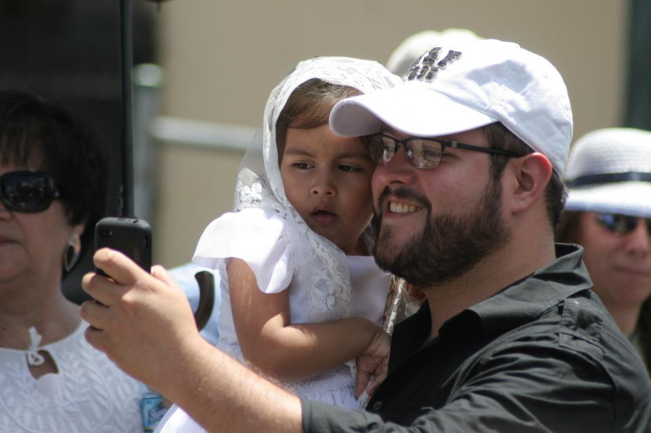 Los orgullosos padres de familia aprovecharon para la rigurosa selfie procesional. &nbsp;(Foto: Ra&uacute;l Illescas/Soy502)