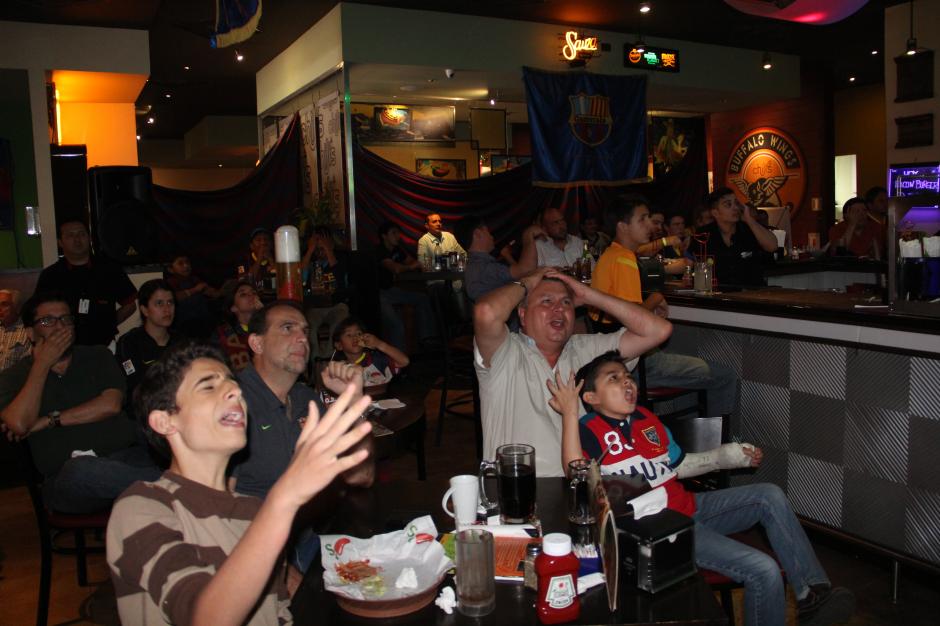 Emociones al extremo durante el partido, la derrota del gol y la victoria del penal dudoso fueron celebrados de esta manera. &nbsp;(Foto: Antonio Ordo&ntilde;ez/Soy502)