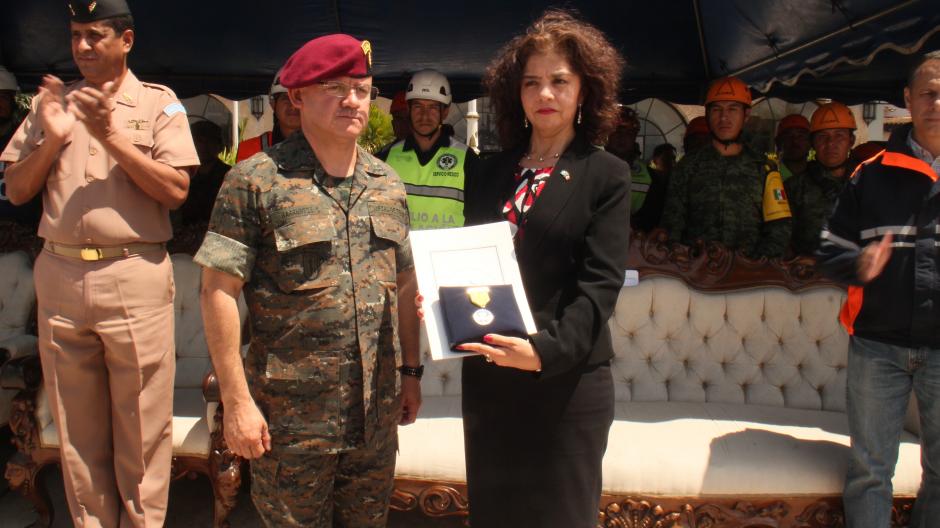 La embajadora de M&eacute;xico recibi&oacute; la medalla Monja Blanca entregada por Guatemala en agradecimiento al apoyo del vecino pa&iacute;s durante la tragedia de El Cambray. (Foto: Alejandro Bal&aacute;n/Soy502)