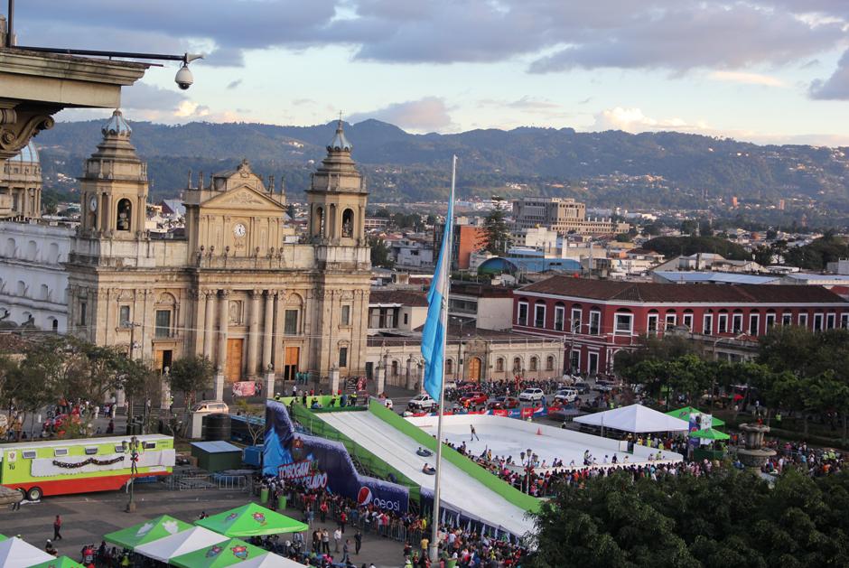 As&iacute; luce la plaza de la Constituci&oacute;n con la pista de hielo y otras atracciones. (Luis Barrios/Soy502)