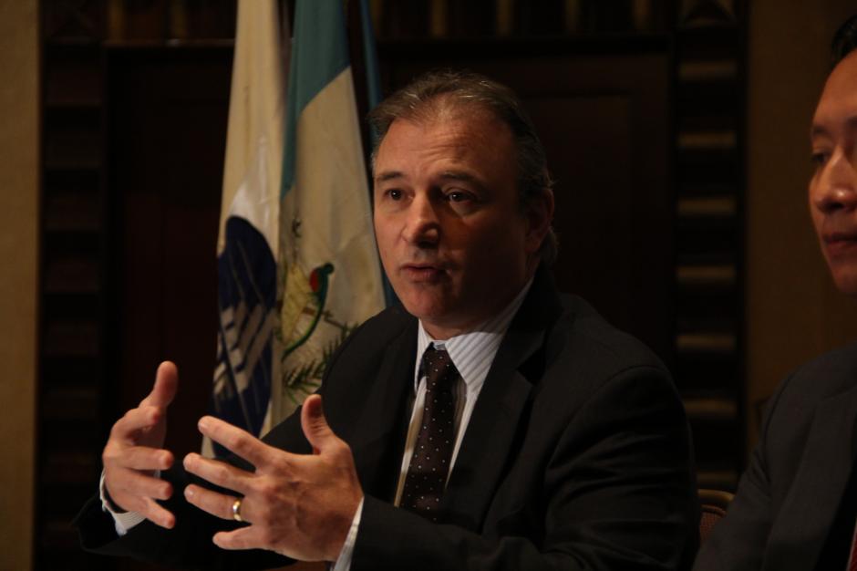 Sergio de la Torre, Ministro de Econom&iacute;a anuncia que ponen a disposici&oacute;n de los afectados por el incendio de la Terminal, el fideicomiso para microcr&eacute;ditos. &nbsp;(Foto: Antonio Ordo&ntilde;ez/Soy502)