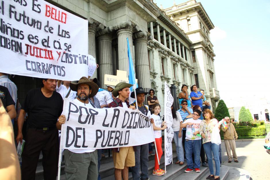 Los tres caminantes se unieron a la manifestaci&oacute;n que hab&iacute;a frente al Palacio Nacional. (Foto: Pietro Cipriani /soy502)