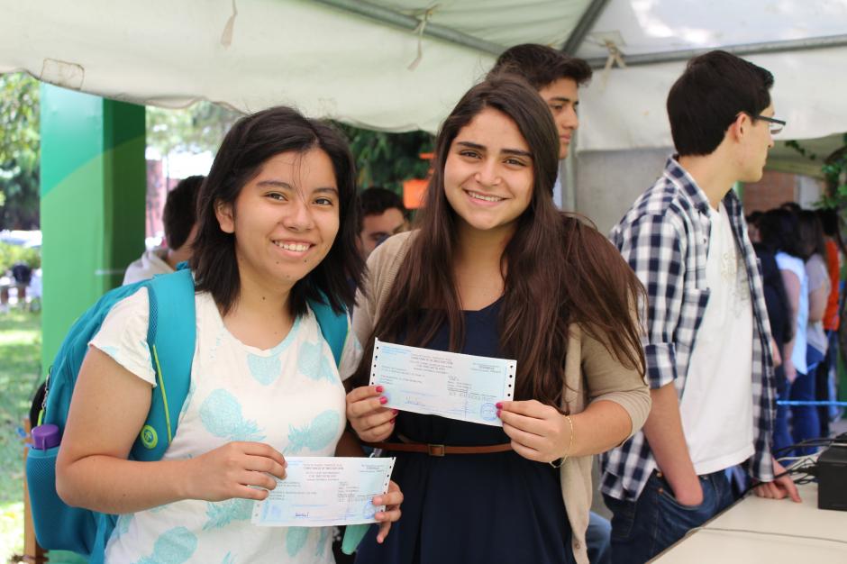 Los j&oacute;venes aprovecharon el acercamiento del TSE a la Universidad del Valle de Guatemala para empadronarse y participar en el proceso electoral de este a&ntilde;o. (Foto: Juan Diego Godoy/Soy502)