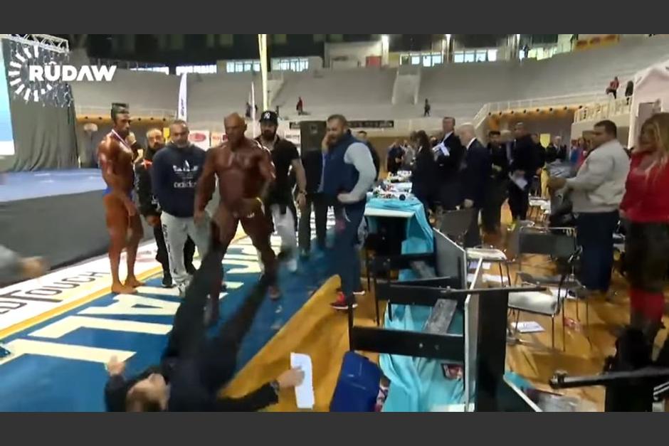 As&iacute; fue la agresi&oacute;n contra un juez de f&iacute;sicoculturismo. (Foto: Captura de video)