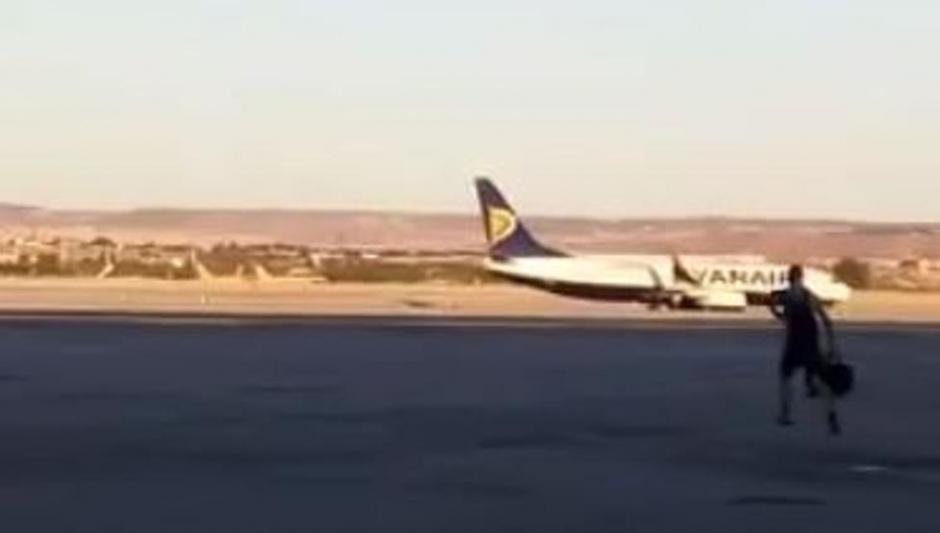 Este intr&eacute;pido pasajero persigue el avi&oacute;n, para no perder su vuelo. (Foto: Captura de video)
