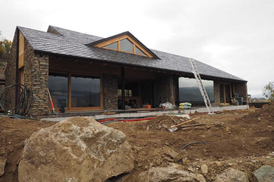 Esta es la fachada de la nueva casa de Piqu&eacute; y Shakira en el Pirineo catal&aacute;n. (Foto:  Pere Duran / NORD MEDIA)