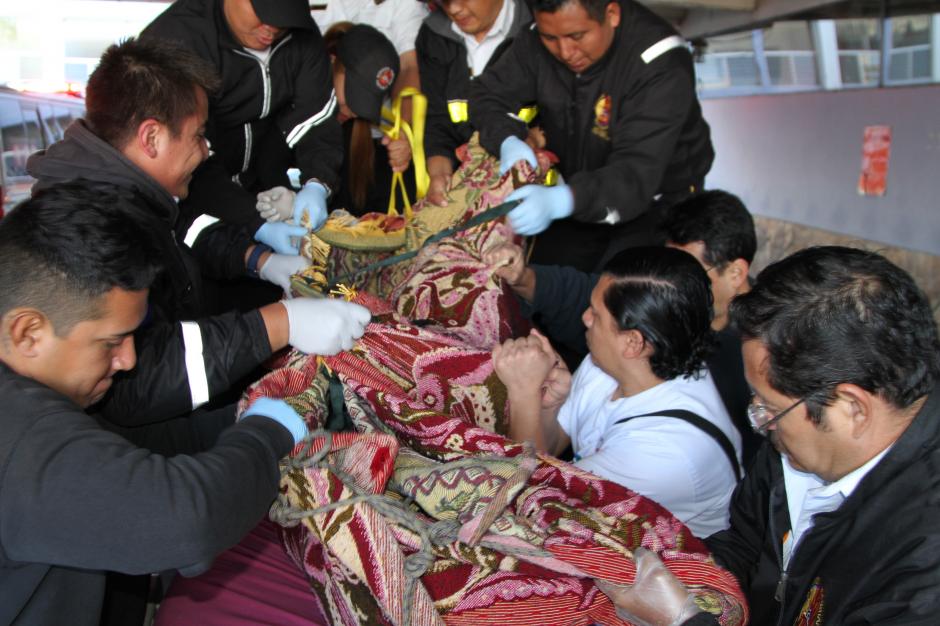 Una docena de bomberos ayudaron a cargar a Emelina Ramos, quien pesa entre 500 y 600 libras. (Foto: Sergio V&aacute;squez/Bomberos Voluntarios)
