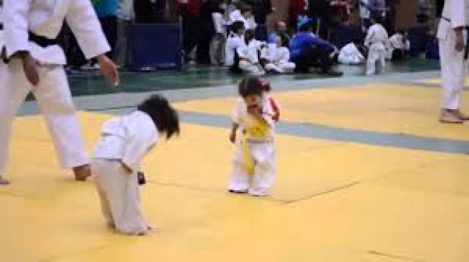 El saludo inicial para dar paso al tierno combate. (Foto: Captura de video)