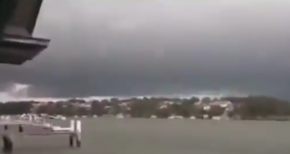 Dos hombres fueron sorprendidos cuando un rayo cay&oacute; cerca de ellos (Foto: YouTube)