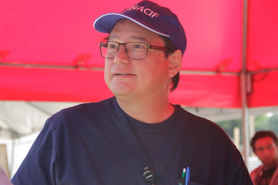 Desde el primer d&iacute;a, el doctor Rodas de Inacif ha estado acompa&ntilde;ando a las familias en la identificaci&oacute;n de los restos. (Foto: Fredy Hern&aacute;ndez/Soy502)