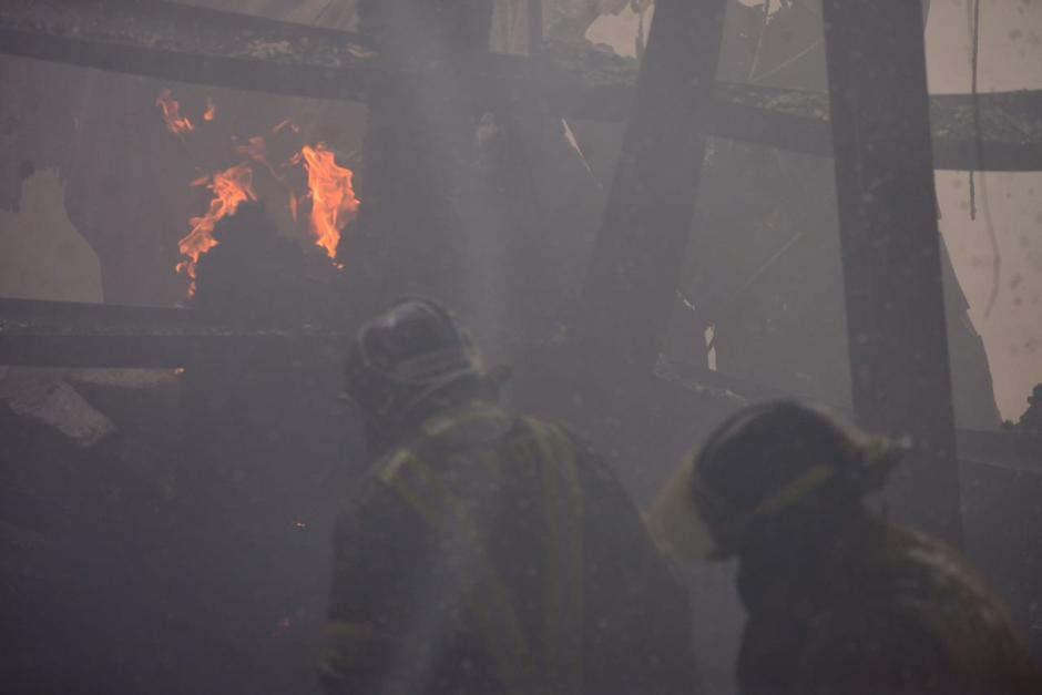 Un incendio de grandes proporciones se registr&oacute; en una bodega ubicada sobre la Calzada Atanasio Tzul. (Foto: Jes&uacute;s Alfonso/Soy502)