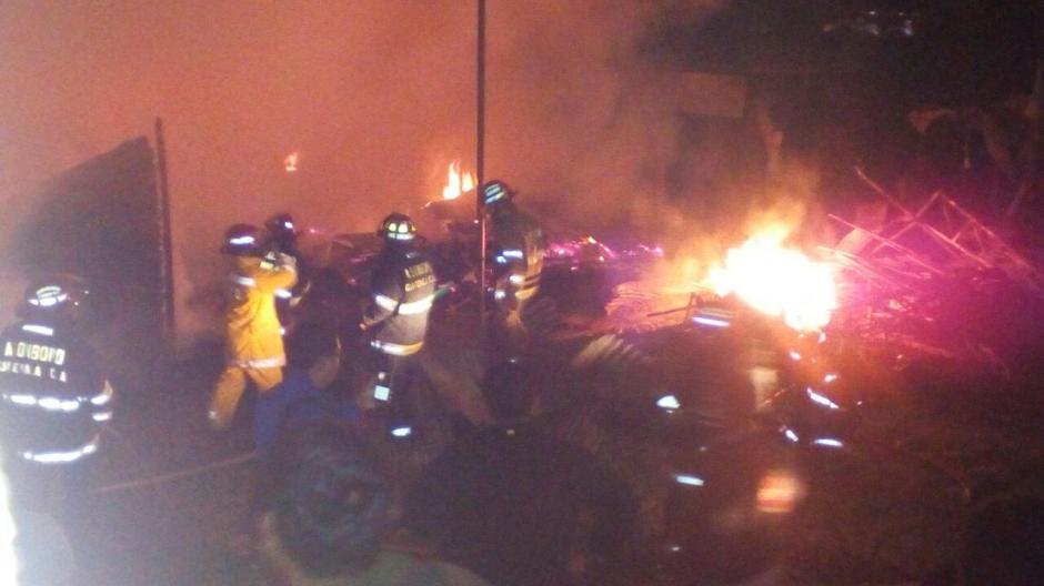 Un incendio en el mercado de Chichicastenango consumi&oacute; al menos 100 locales. (Foto: CBMDEPTAL)