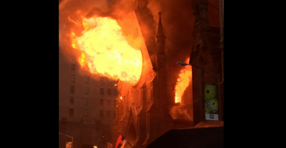 En pleno Manhattan se registra el incendio. (Foto: Twitter/@susannapanevin)