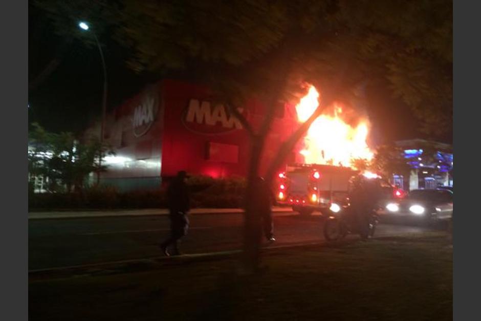 El almacén de electrodomésticos "Max", ubicado en Varietá, cerca de Cayalá, se incendió; se desconoce la causa. (Foto: Alejo Galán/Twitter)&nbsp;