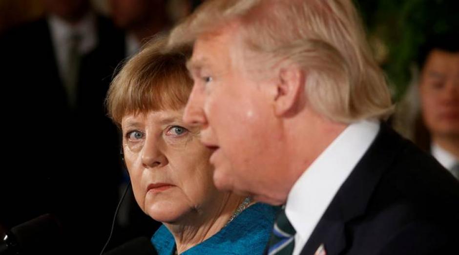 Esta fue la reacci&oacute;n de Angela Merkel al escuchar una broma que hizo Donald Trump de algo "que tienen en com&uacute;n". (Foto: indianexpress.com)
