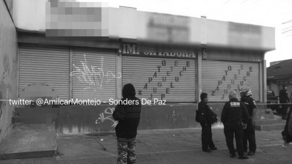 Un indigente muri&oacute; vapuleado en la 6ta. Avenida  y 7a. Calle de la zona 4. (Foto: Twitter@amilcarmontejo)