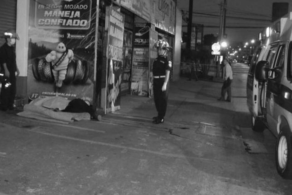 Dos indigentes fueron atacados en la zona 9 capitalina, uno de ellos muri&oacute;. (Foto: @bomberosmuni)