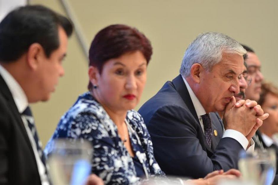 En la mesa principal Thelma Aldana fiscal general del MP y el presidente Otto P&eacute;rez un tanto ansioso. &nbsp;&nbsp;(Foto: Wilder L&oacute;pez/Soy502)