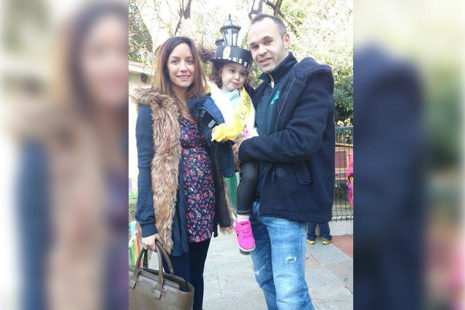 Una de las &uacute;ltimas fotograf&iacute;as de Iniesta junto a su esposa embarazada el d&iacute;a de carnaval. (Foto: Facebook)