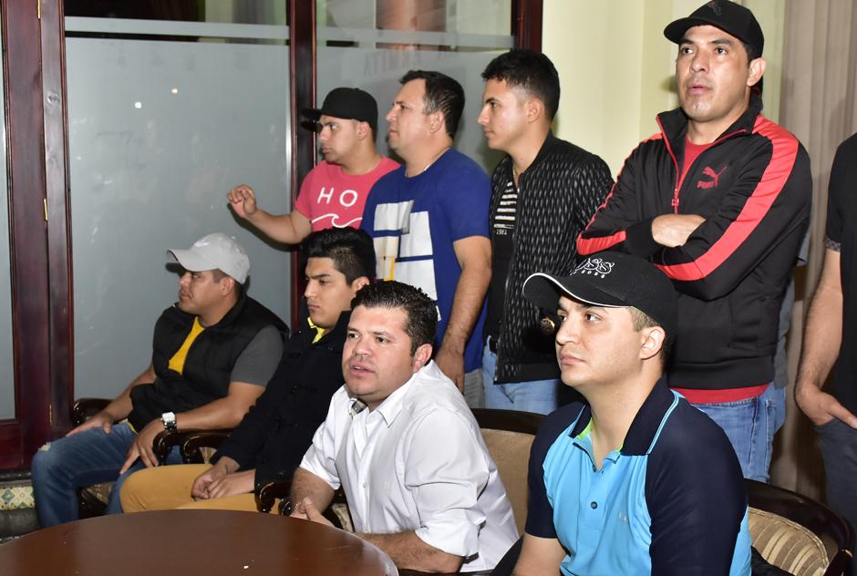 Los integrantes de La Arrolladora Banda El Lim&oacute;n brindaron conferencia de presa en ciudad de Guatemala. (Foto: Luis Castillo/Te Cuento)