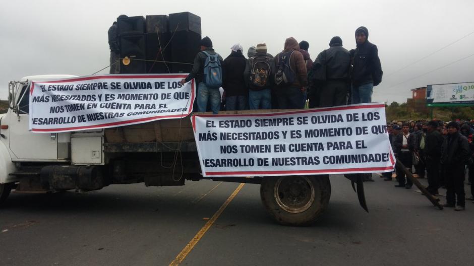 Un grupo de inconformes bloquea el kil&oacute;metro 170 de la ruta Interamericana. (Foto: @g7_m0y)
