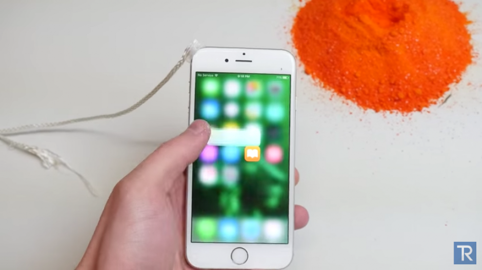 El iPhone fue introducido poco a poco en el fuego.(Foto: Youtube)