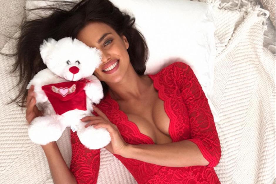 La modelo rusa de 30 a&ntilde;os se toma una selfie como vino al mundo. (Foto: instagram)