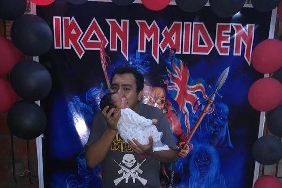 El padre ha compartido una foto con su hijo y una manta de su banda favorita. (Foto: Sopitas)