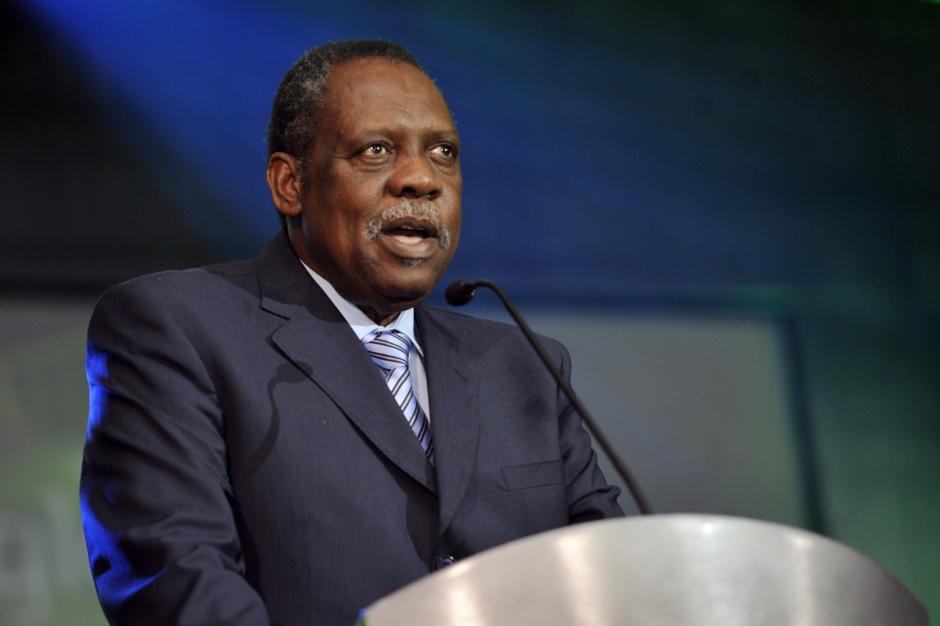 Issa Hayatou, de origen camerun&eacute;s, presidir&aacute; temporalmente la FIFA. (Foto: guineetosports.com)