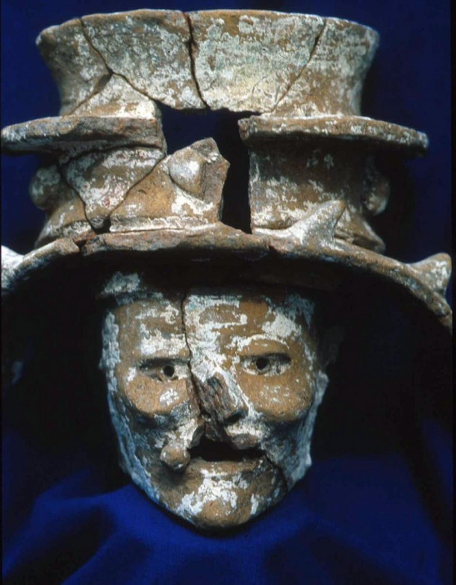 Un incensario hallado en este sitio arqueol&oacute;gico tiene tallado el rostro del Itzamn&aacute;, una deidad maya. &nbsp;(Foto: Live Science)