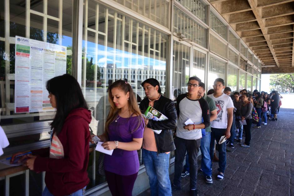 Estudiantes se inscriben hoy en la USAC en el plan de cursos libres. (Foto: Jes&uacute;s Alfonso/Soy502)