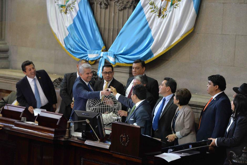 El presidente del Congreso de la Rep&uacute;blica, Luis Rabb&eacute; fue quien realiz&oacute; el sorteo de los diputados que conformar&aacute;n la comisi&oacute;n pesquisidora, acompa&ntilde;ado de diputados de diversas bancadas. (Foto: Jes&uacute;s Alfonso/Soy502)