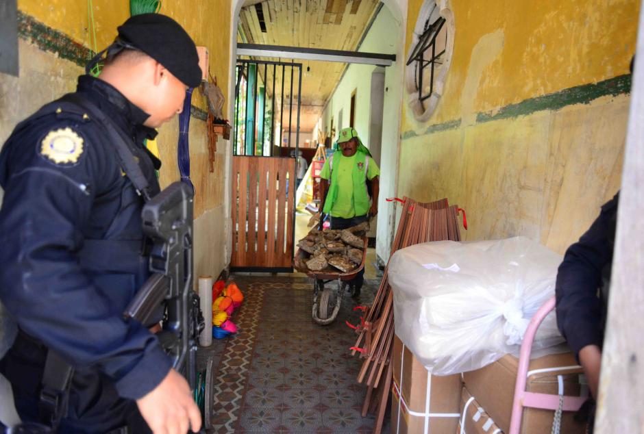 Un empleado municipal ayuda a retirar el ripio recogido de la excavaci&oacute;n que se realiz&oacute; en la vivienda propiedad de Roberto Barreda suegro de Cristina Siekavizza. (Foto: Jes&uacute;s Alfonso/Soy502)&nbsp;