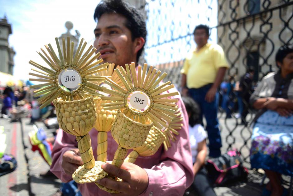 Mario Sipac vende objetos de recuerdo en las afueras de la Catedral Metropolitana. (Foto: Jes&uacute;s Alfonso/Soy502)