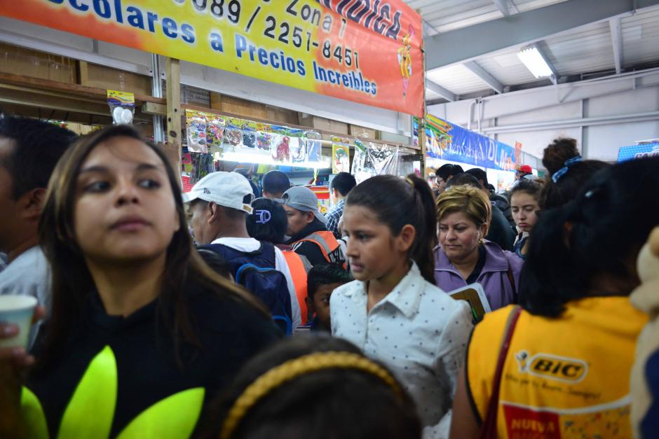 Las familias asistieron al parque de la Industria para comprar los &uacute;tilies escolares en la Feria Escolar que all&iacute; se instal&oacute; este fin de semana. (Foto: Jes&uacute;s Alfonso/Soy502)