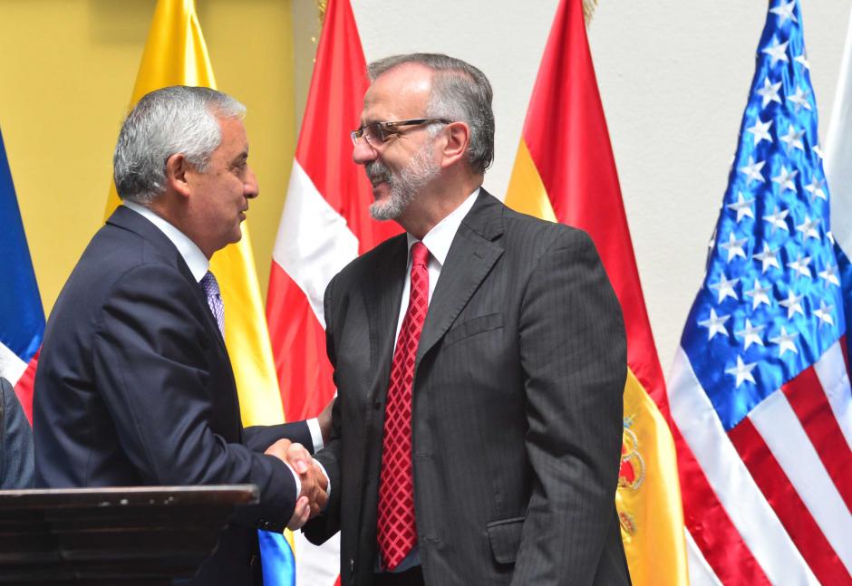 El presidente Otto Pérez e Iván Velásquez se saludaron después que el mandatario terminara su discurso. (Foto: Jesús Alfonso/Soy502)